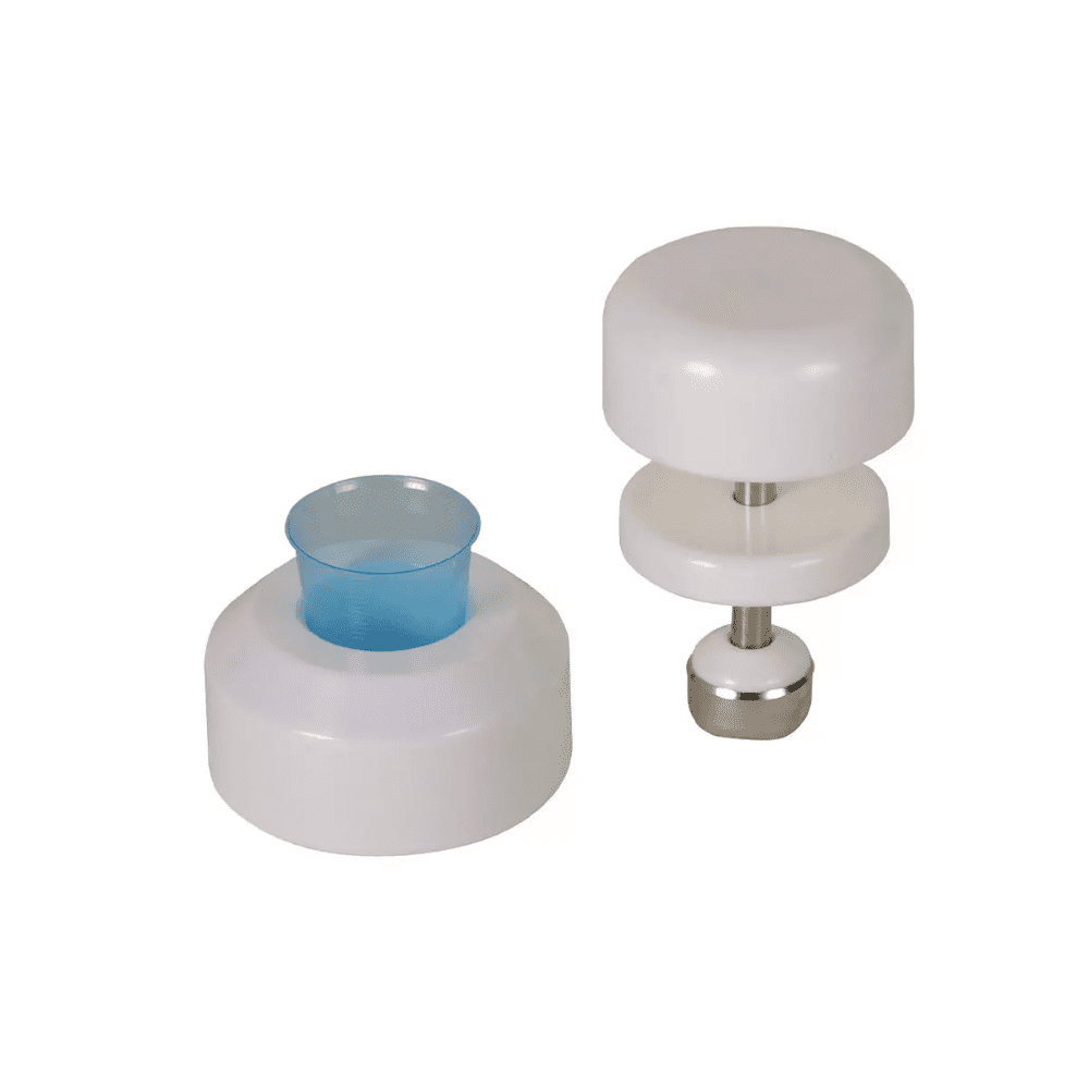 Na bílém pozadí jsou vidět dva bílé kuchyňské nástroje z plastu. Nástroj vlevo má válcovitý tvar s modrou plastovou vložkou, zatímco nástroj vpravo je AMPri drtič tablet pro lékařské šálky od společnosti AMPri Handelsgesellschaft mbH, který se skládá ze dvou bílých disků spojených nerezovou tyčí s kovovou základnou.