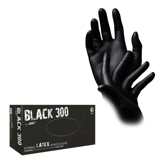 Ein Paar schwarze AMPri BLACK 300 Latexhandschuhe mit Überlänge puderfrei, wobei ein Handschuh über eine Hand gezogen und der andere in der anderen Hand gehalten wird. Darunter befindet sich eine schwarze Schachtel mit der Aufschrift „BLACK 300 by AMPri“, die Einweg-Hygieneschutzhandschuhe enthält. Die Schachtel enthält Produktinformationen auf Deutsch und ist mit dem Branding der AMPri Handelsgesellschaft mbH versehen.