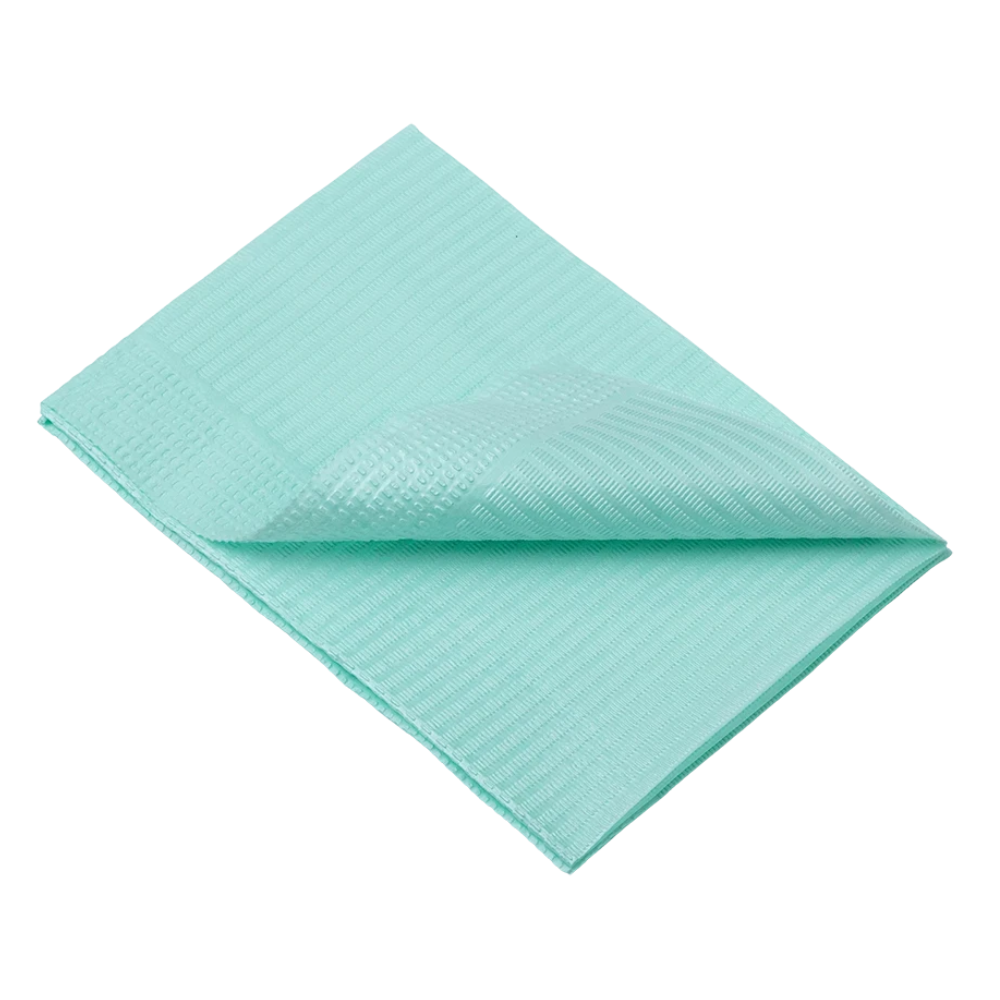 Složený, světle modrý jednorázový pacientský ubrousek AMPri Dental se strukturovaným povrchem leží ploše na bílém pozadí. Okraje jsou čistě zarovnané a jeden roh je převrácený, takže jsou viditelné obě strany.