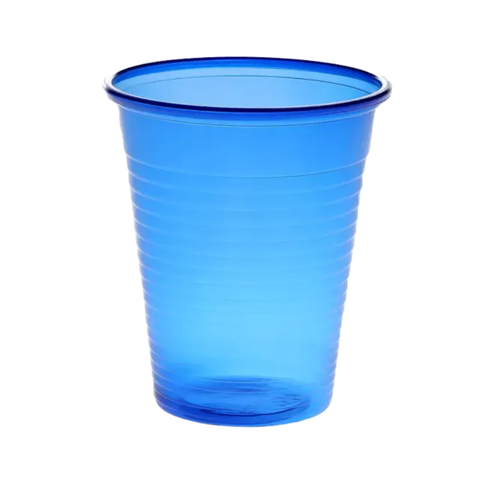 AMPri Dental PP ústní pohárek od AMPri Handelsgesellschaft mbH má zářivě modrý odstín, který je typický pro jednorázové ústní pohárky používané ve stomatologických ordinacích. Tento 180ml pohárek z průsvitného polypropylenu má štíhlý, válcovitý design s jemně rozšířeným okrajem a horizontálními drážkami, které jsou všechny prezentovány na jednoduchém bílém pozadí.