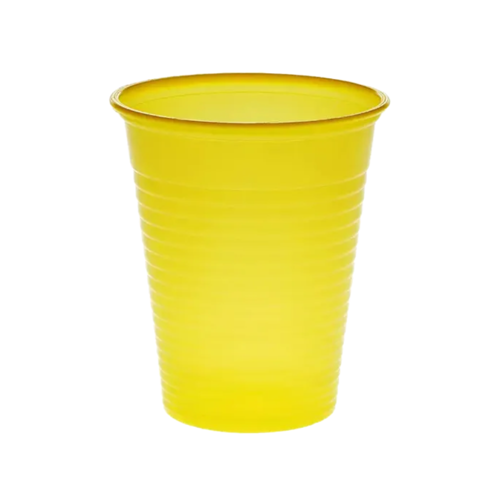 Žlutý AMPri Dental jednorázový kelímek z polypropylenu s vertikálními drážkami stojí vzpřímeně před jednoduchým bílým pozadím. Ideální pro použití v zubních ordinacích jako jednorázový ústní kelímek.
