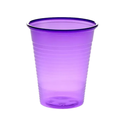 Před jednoduchým bílým pozadím je vidět AMPri Dental PP ústní kelímek, průsvitný fialový plastový kelímek z polypropylenu. Kelímek se často používá jako jednorázový ústní kelímek v zubních ordinacích a má široký okraj a vertikální drážky podél svého těla.