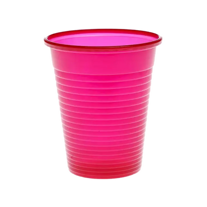 Jasně růžový AMPri Dental PP ústní kelímek z polypropylenu s horizontálními drážkami je prezentován před jednoduchým bílým pozadím.