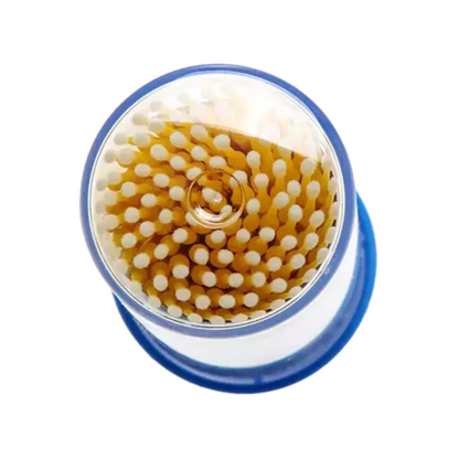 Eine Draufsicht zeigt die AMPri MED-COMFORT Einmal-Mikroapplikatoren, ideal für präzises Arbeiten. Diese Applikatoren sind ordentlich in einem kreisförmigen Muster angeordnet, mit weißen Spitzen und braunen Stielen. Der transparente Behälter verfügt über einen blauen Boden oder Deckel, der an grundlegende Dentalbedarf-Produkte erinnert.