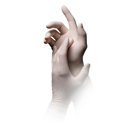 Zobrazen je pár rukou, které nosí AMPri MED-COMFORT Polymer Plus latexové rukavice bez pudru, bílé | Krabice (100 kusů). Jedna ruka si nasazuje rukavici, zatímco druhá je částečně zakrytá, což zdůrazňuje proces nasazování rukavic bez pudru. Pozadí je bílé a minimalistické a zdůrazňuje chemickou ochranu od AMPri Handelsgesellschaft mbH.