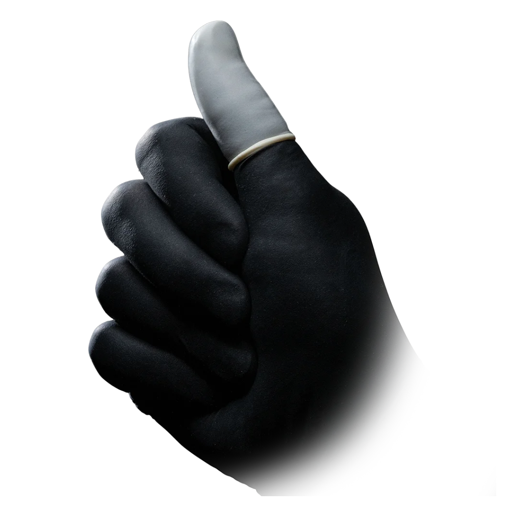 Eine Person mit schwarzer Haut macht eine Daumen-hoch-Geste und präsentiert dabei ihren weiß bemalten Daumen, der an der Basis mit einem AMPri MED-COMFORT Latex-Fingerlinge-Ring geschmückt ist. Der Hintergrund ist schlicht weiß.