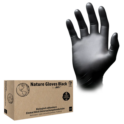 Vedle obalu „AMPri Nature Gloves BLACK“ je zobrazená černá jednorázová rukavice, která ukazuje svůj biologicky odbouratelný nitrilový materiál. Tyto biologicky odbouratelné nitrilové rukavice jsou bez pudru, nabízejí vysokou odolnost a jsou vhodné pro obě ruce.