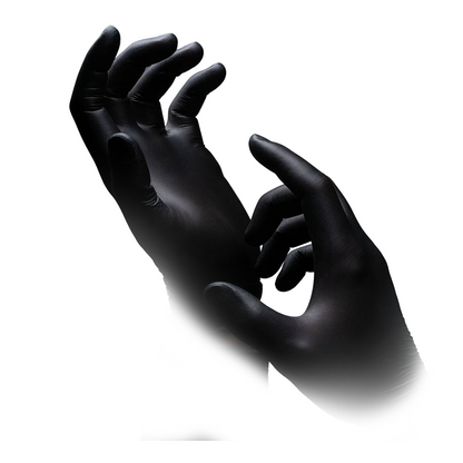 Dvě ruce s AMPri Nature Gloves BLACK nitrilovými rukavicemi od společnosti AMPri Handelsgesellschaft mbH, známé pro vysokou odolnost a chemickou a biologickou ochranu, jsou umístěny na bílém pozadí. Prsty rukou jsou mírně ohnuté, což vytváří dramatickou pózu.