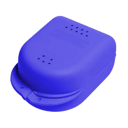 Die AMPri PP Dental Zahnspangenbox für Kinder, erhältlich in verschiedenen Farben und mit den Maßen 90 x 60 x 45 cm, ist eine blaue, rechteckige Aufbewahrungsbox mit Klappdeckel aus strapazierfähigem Polypropylen. Sie verfügt über kleine Belüftungslöcher an der Oberseite und ist perfekt auf Langlebigkeit und Funktionalität ausgelegt.