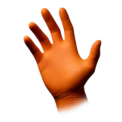 Jedna zvednutá pravá ruka má na sobě AMPri STYLE ORANGE Nitrilhandschuhe puderfrei von MED-COMFORT od společnosti AMPri Handelsgesellschaft mbH. Oranžová rukavice sahá trochu přes zápěstí, prsty jsou rozevřené a palec je oddělen od ostatních prstů na jednoduchém bílém pozadí.