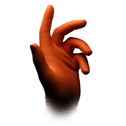 Ruka v oranžové nitrilové rukavici, podobná rukavicím AMPri SolidSafety High Grip Orange Nitril chemickým ochranným rukavicím od AMPri Handelsgesellschaft mbH, je vidět na bílém pozadí. Prsty jsou lehce ohnuté, jako by gestikulovaly nebo něco držely, a strukturovaný povrch rukavice naznačuje její vhodnost pro použití v potravinářském průmyslu.