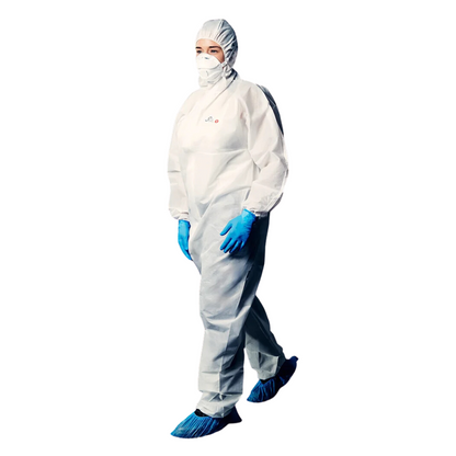 Osoba nosí ochranný overal SolidSafety Standard 1 s kapucí od společnosti AMPri Handelsgesellschaft mbH, velikosti L - XXXL, a prezentuje tento bílý celotělový oblek, který nabízí vícevrstvou ochranu a prodyšné pohodlí. Má také kapuci a masku pro zajištění bezpečnosti, doplněnou modrými rukavicemi a návleky na boty. Při chůzi vpřed zůstává odkrytý pouze obličej.