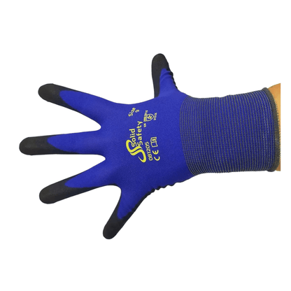Jedna modro-černá pracovní rukavice v designu AMPri SolidSafety Tough Fine Touch od společnosti AMPri Handelsgesellschaft mbH je zobrazena s označeními jako SolidSafety a bezpečnostními certifikacemi. Rukavice je otevřená, prsty jsou roztažené, což zdůrazňuje její strukturovaný úchop a bezešvou konstrukci, která je ideální pro ultralehké montážní rukavice.