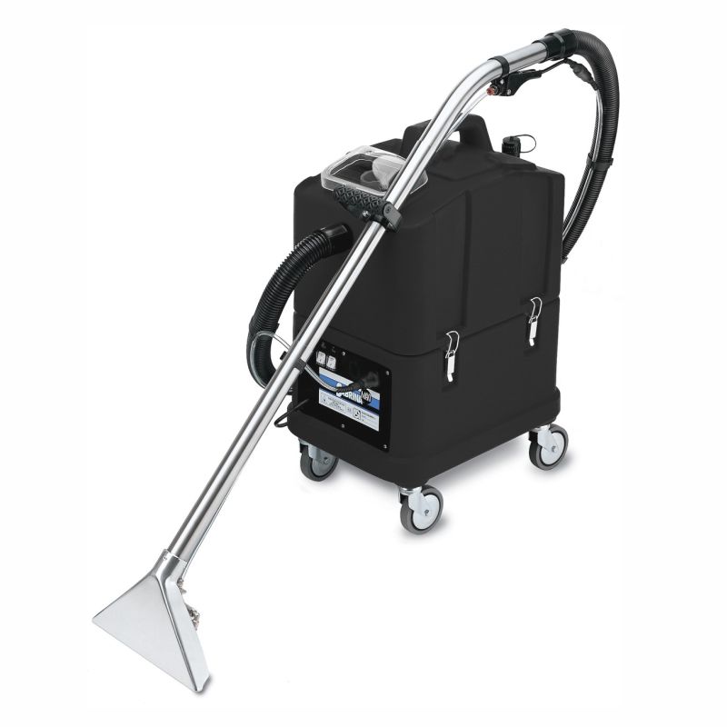 Stroj na extrakční čištění koberců Arcora Aniko60 od společnosti Arcora International GmbH je komerční čisticí stroj na koberce s černým krytem, čtyřmi koly, stříbrnou tyčí a průhlednou tryskou - ideální pro hloubkové čištění koberců nebo čalounění.