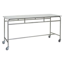 Der Novocal Arbeits- und Ablegetisch besitzt eine weiße Vollkern-Arbeitsplatte, einen stabilen Edelstahlrahmen und vier Lenkrollen für flexible Nutzung. Offener Unterbau ohne Ablagen - ideal als Arbeitstisch im Büro.