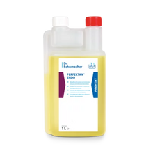 Eine 1-Liter-Kunststoffflasche PERFEKTAN® ENDO der Dr. Schumacher GmbH mit roter Kappe, gelber Flüssigkeit und weißem Etikett mit blauem und violettem Text - ideal für die sichere Endoskopaufbereitung.