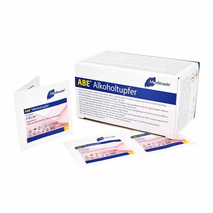 Krabička (100 kusů) Meditrade alkoholových tamponů 30 x 30 mm, dvouvrstvý bílý netkaný textil od MaiMed GmbH pro čištění a dezinfekci pokožky. Produktové etikety a texty jsou v němčině.