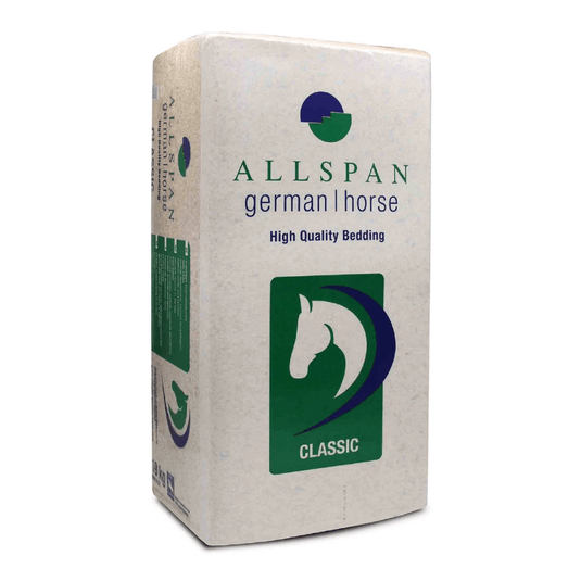 Balení podestýlky z dřevěných pilin Allspan German Horse Classic je opatřeno zeleno-modrým logem v podobě koňské hlavy s nápisem „CLASSIC“ v bílé barvě na zeleném pozadí. Toto převážně bílé obdélníkové balení se zelenými a modrými akcenty obsahuje podestýlku s nízkým obsahem prachu, která zajišťuje maximální pohodlí.