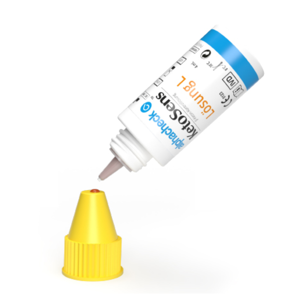 Bílá lahvička s modro-žlutou etiketou je otočena vzhůru nohama, přičemž kapátko sedí nad žlutým víčkem. Etiketa obsahuje text a symboly, které naznačují, že se pravděpodobně jedná o produkt Alphacheck KetoSens β-ketonového kontrolního roztoku L+M | Balení (2 lahvičky) od Berger Med GmbH pro použití s keto měřicími přístroji.