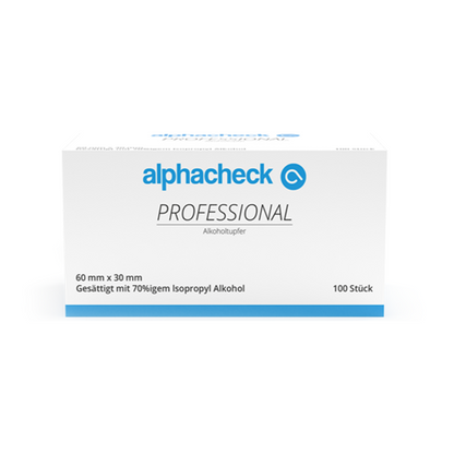 Bílo-modrá krabička Alphacheck Professional alkoholové tampony 3 x 6 cm | Balení (100 kusů) od Berger Med GmbH obsahuje 100 kusů, každý o rozměrech 60 mm x 30 mm, napuštěných 70% isopropylalkoholem. Produkt je pro snadnou identifikaci označen jak v němčině, tak v angličtině, a proto je ideální pro dezinfekci kůže.