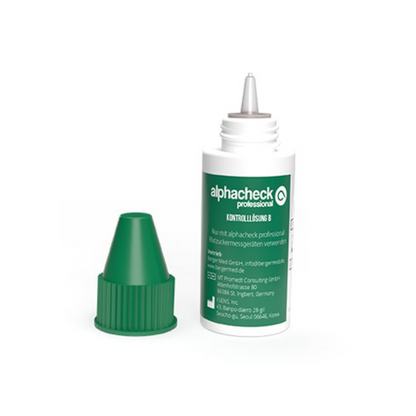 Obrázek malé bílé lahvičky se zelenou etiketou a zeleným uzávěrem, označené jako „Alphacheck Professional kontrolní roztok A+ B | Balíček (2 lahve).“ Lahvička je otevřená, uzávěr leží vedle. Text na zelené etiketě se zdá být v němčině. Ideální pro použití s vaším glukometrem od Berger Med GmbH.