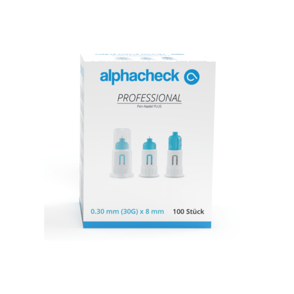 Krabička jehel Alphacheck professional Pen-Nadel PLUS, různé velikosti. Bílá krabička s modrými prvky obsahuje 100 kusů sterilních jehel o rozměrech 0,30 mm (30G) × 8 mm pro injekce inzulínu. Na přední straně jsou vyobrazeny tři jehly do per s textem v modré a černé barvě od společnosti Berger Med GmbH.