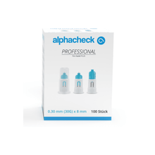 Krabička jehel Alphacheck professional Pen-Nadel PLUS, různé velikosti. Bílá krabička s modrými prvky obsahuje 100 kusů sterilních jehel o rozměrech 0,30 mm (30G) × 8 mm pro injekce inzulínu. Na přední straně jsou vyobrazeny tři jehly do per s textem v modré a černé barvě od společnosti Berger Med GmbH.
