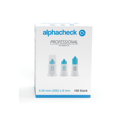 Krabička jehel Alphacheck professional Pen-Nadel PLUS, různé velikosti. Bílá krabička s modrými prvky obsahuje 100 kusů sterilních jehel o rozměrech 0,30 mm (30G) × 8 mm pro injekce inzulínu. Na přední straně jsou vyobrazeny tři jehly do per s textem v modré a černé barvě od společnosti Berger Med GmbH.