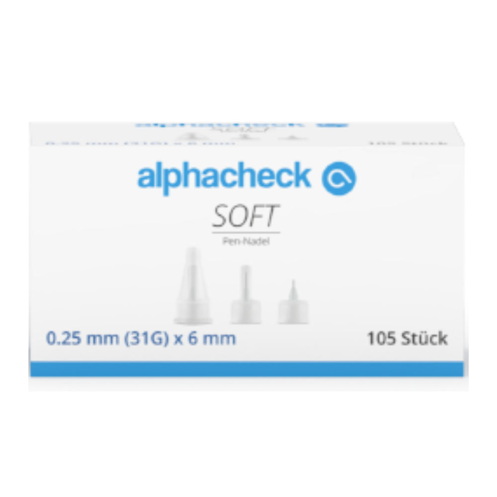 Bílá krabička s nápisem „Alphacheck soft Pen-jehly, různé velikosti, 105 kusů/balení“ s obrázky tří Pen-jehel, které uvádějí velikost 0,25 mm (31G) x 6 mm a mají silikonový povlak pro jemnou inzulínovou injekci. Krabička obsahuje 105 kusů značky Berger Med GmbH, s textem převážně v modré a šedé barvě.