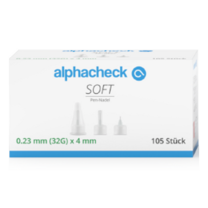 Bílá krabička s modrou etiketou „alphacheck SOFT Pen-Nadel“ obsahuje 105 kusů Alphacheck Soft Pen-jehel, různé velikosti, 105 kusů/balení od Berger Med GmbH, s rozměry 0,23 mm (32G) x 4 mm. Jehly jsou ideální pro inzulínové injekce a mají silikonový povlak. Krabička na přední straně ukazuje obrázky jehel, jejich krytů a text v němčině.
