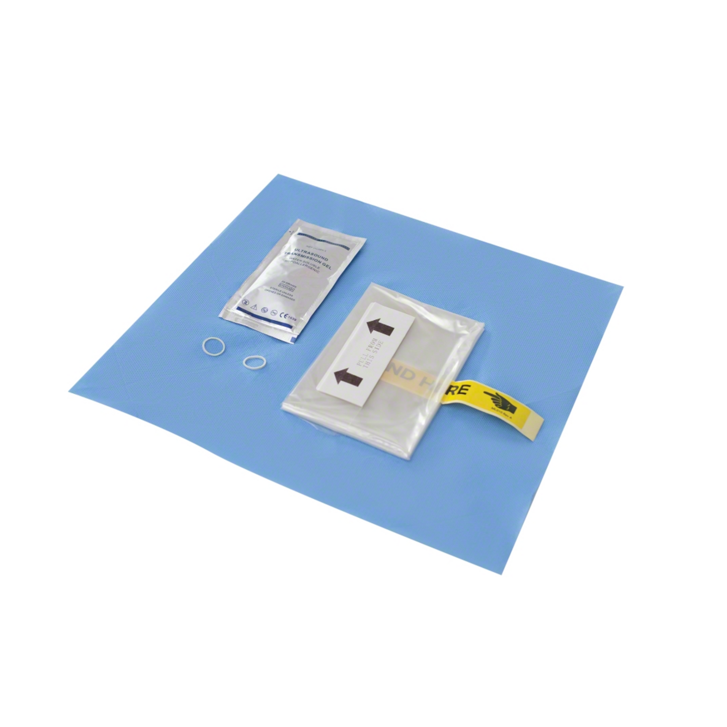 EZCOVER® Schallkopfbezug pro sterilní ultrazvukové použití, 15x30 cm | 1 kus od B. Braun Deutschland GmbH & Co. KG je prezentován na modrém operačním plátně. Sada obsahuje zapečetěné balení s kulatým artiklem, páskem označeným šipkami a dvěma malými, bílými kulatými pásky pro zajištění procesní bezpečnosti.