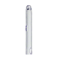 Nahaufnahme eines transparenten Glasthermometers mit Fokus auf den oberen Teil, das an das abgerundete Design des B. Braun Einmalkatheters für Männer mit geschlossener Nelatonspitze, 40 cm, erinnert, der von B. Braun Deutschland GmbH & Co. KG für sanfte Verfahren hergestellt wird. Der schlichte weiße Hintergrund betont die filigrane Verarbeitung.