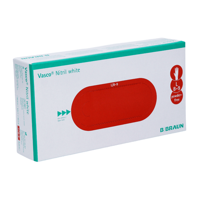 Krabice s bílými B. Braun Vasco® nitrilovými jednorázovými rukavicemi od B. Braun Deutschland GmbH & Co. KG, velikost 8-9. Obal má červený oválný design se symbolem ruky v rohu, který označuje rukavice bez latexu a bez pudru.