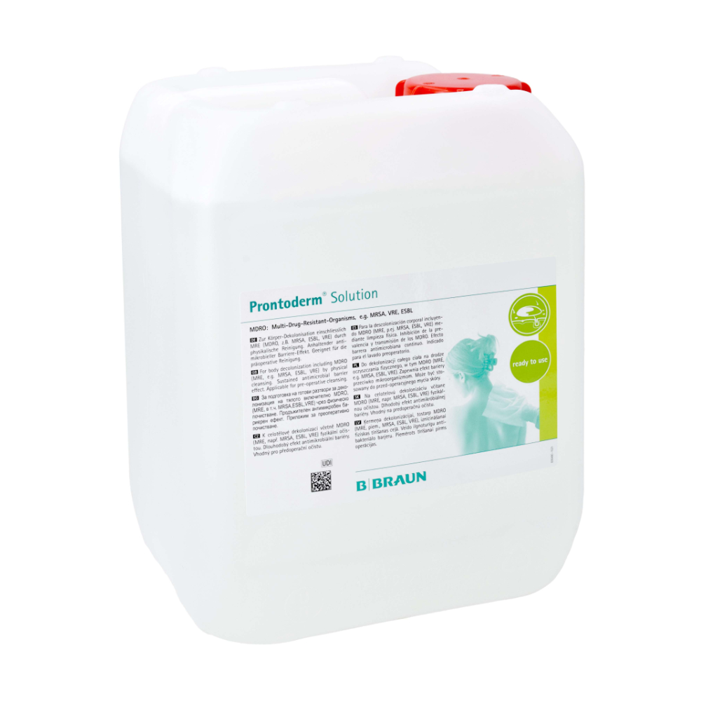 Prostorný bílý kontejner s rukojetí, ve kterém se nachází „B.Braun Prontoderm® roztok k dekontaminaci MRSA z kůže a sliznic“ od B. Braun Deutschland GmbH & Co. KG, zajišťuje vynikající snášenlivost s pokožkou. Etiketa obsahuje malý text a zelené logo, stejně jako obrázek osoby. Speciálně pro dekontaminaci MRSA vyvinutý kontejner je bezpečně uzavřen červeným víkem.