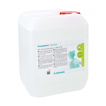 Prostorný bílý kontejner s rukojetí, ve kterém se nachází „B.Braun Prontoderm® roztok k dekontaminaci MRSA z kůže a sliznic“ od B. Braun Deutschland GmbH & Co. KG, zajišťuje vynikající snášenlivost s pokožkou. Etiketa obsahuje malý text a zelené logo, stejně jako obrázek osoby. Speciálně pro dekontaminaci MRSA vyvinutý kontejner je bezpečně uzavřen červeným víkem.