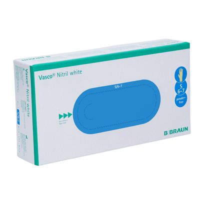 Na obrázku je krabice B. Braun Vasco® nitrilových bílých jednorázových rukavic od B. Braun Deutschland GmbH & Co. KG. Tyto rukavice mají velikost S (6-7), jsou bez pudru a bez latexu. Obal je převážně bílý s modrými a zelenými akcenty a symbolem ruky, který udává velikost rukavic.