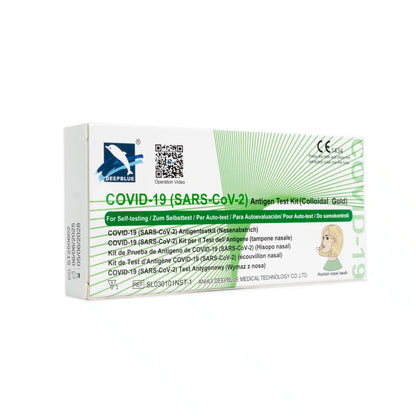 Hluboce modrá LAIENTEST 1er COVID-19-antigen-rychlotestovací sada od Altruan je zobrazena před bílým pozadím. Balení je bílé a zelené, s vícejazyčným textem a obrázkem lidské hlavy.