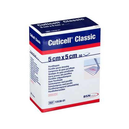 Krabička s BSN Cuticell® Classic sterilním mastovým obkladem s parafínem od BSN Medical GmbH, velikosti 5 cm x 5 cm, ideální pro odvodnění ran. Balení obsahuje detaily o produktu v několika jazycích a referenční číslo 72538-01.