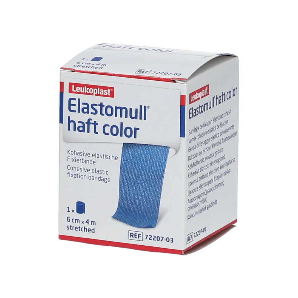 Auf der Verpackung der BSN Elastomull® haft color Fixierbinde der BSN Medical GmbH ist eine blaue kohäsive Binde abgebildet. Sie enthält Angaben wie Größe (6 cm x 4 m gedehnt) und Artikelnummer (72207-03) und hebt die Ausführung als elastische Fixierbinde hervor.