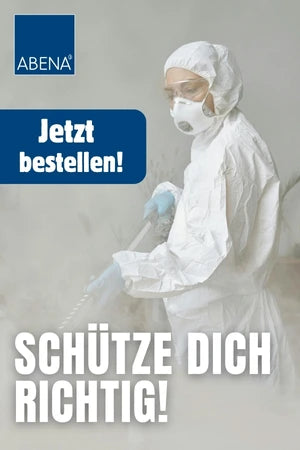 Eine Person trägt einen vollständigen weißen Schutzanzug mit Kapuze, Atemschutzmaske, Schutzbrille und blauen Handschuhen. Sie hält ein Werkzeug oder eine Stange in der Hand, während sie sich in einer nebligen oder staubigen Umgebung befindet. Oben links ist das blaue ABENA-Logo mit dem Schriftzug „Jetzt bestellen!“ zu sehen. Unten steht in großen weißen Buchstaben: „Schütze dich richtig!