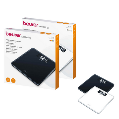 Dvě Beurer GS 400 tělesné váhy SignatureLine skleněné osobní váhy, jedna v černé a jedna v bílé, jsou zobrazeny vedle svých příslušných obalových krabic. Obal obsahuje ochrannou známku a produktové informace Beurer GmbH. Černá váha ukazuje na svém digitálním displeji „62,4“.