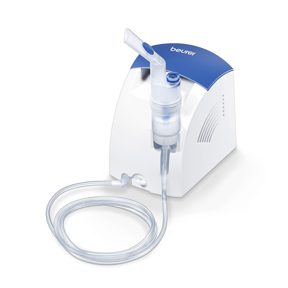 Der Beurer Inhalator IH 26 der Beurer GmbH ist ein blau-weißer Tischvernebler mit Mundstück, durchsichtigem Medikamentenbecher und langem Schlauch - ideal zur Asthmabehandlung oder als Alternative zur Nasendusche.