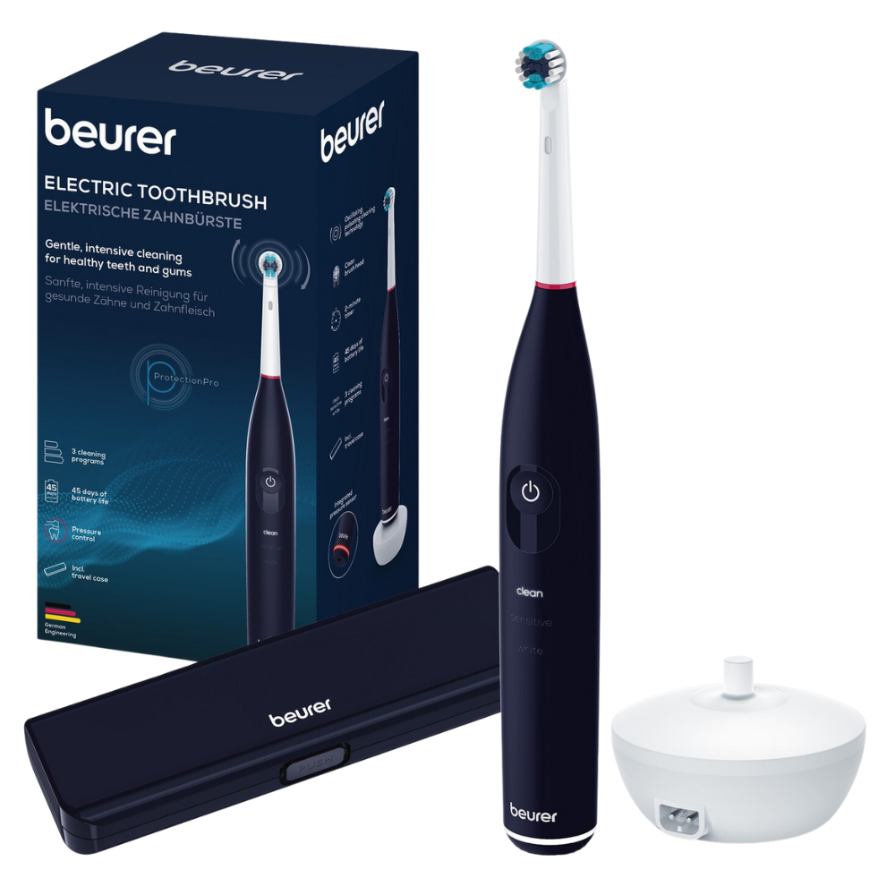 Obrázek Beurer TB 50 elektrického zubního kartáčku Sada Horní černý zubní kartáček s modrým a bílým kartáčem se nachází vedle nabíjecí základny, uzavřeného cestovního pouzdra a krabice na produkt Detaily balení Beurer GmbH a její přidružené společnosti jsou zvýrazněny