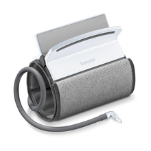 Univerzální manžeta Beurer pro měřič krevního tlaku BM 51 s připojeným bílým digitálním monitorem. Z univerzální manžety vychází flexibilní hadička, která končí v připojovacím kusu sloužícím k připojení k měřicímu zařízení. Mírně nakloněná obrazovka monitoru je částečně viditelná. Vhodné pro obvod paže od 22 do 42 cm.