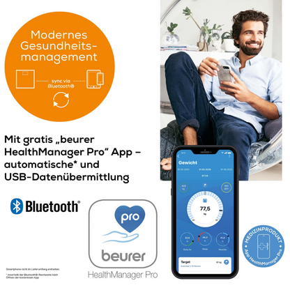 Reklamní obrázek, který představuje aplikaci „beurer HealthManager Pro“. Obrázek ukazuje muže, který drží smartphone, na kterém je zobrazena rozhraní aplikace, která je propojena s diagnostickou váhou Beurer BF 105 BodyComplete od společnosti Beurer GmbH. Text zdůrazňuje Bluetooth přenos, automatický USB přenos dat a bezplatný přístup k aplikaci.