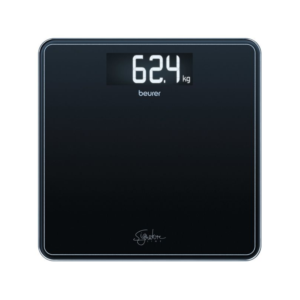 Jedna Beurer GS 400 tělesná váha SignatureLine ukazuje na svém černém povrchu hmotnost 62,4 kilogramů, s velkým, jasným digitálním displejem nahoře. Pod displejem je vidět značka „Beurer GmbH“, vedle loga skleněné váhy SignatureLine, které je umístěno dole na této váze s nosností 200 kg.