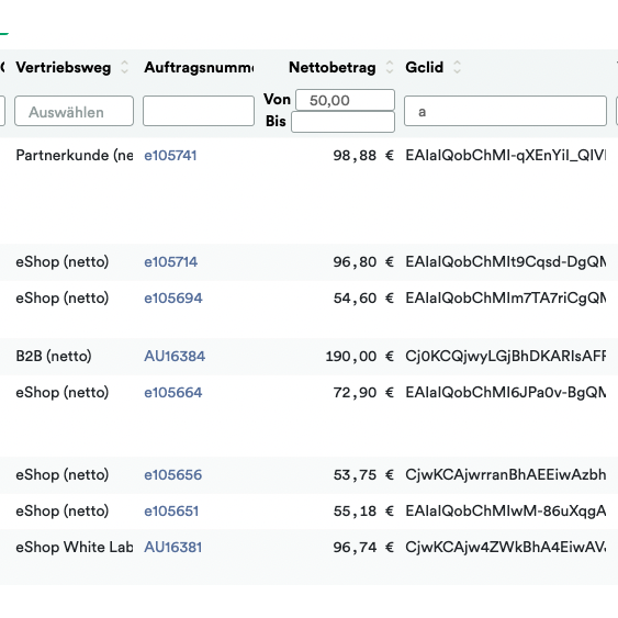 Snímek obrazovky digitálního dokumentu, který zobrazuje seznam transakcí se sloupci pro výběr, typ obchodu, ID zákazníka, částku a měnu. Každý řádek zobrazuje různé detaily transakcí související s Altran – Weclapp to Google Offline Conversion Upload.