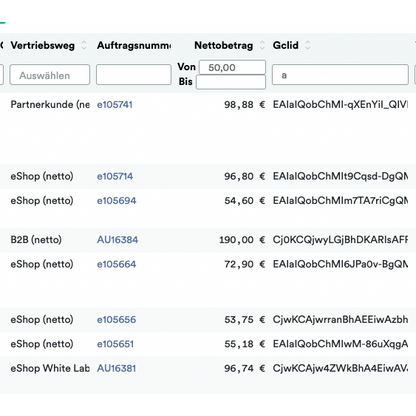Snímek obrazovky digitálního dokumentu, který zobrazuje seznam transakcí se sloupci pro výběr, typ obchodu, ID zákazníka, částku a měnu. Každý řádek zobrazuje různé detaily transakcí související s Altran – Weclapp to Google Offline Conversion Upload.