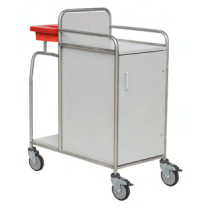 Vůz Novocal Stationswagen má plně svařovaný nerezový rám, čtyři kola, bílou úložnou skříňku, boční rukojeť, horní lišty a červený kontejner - ideální pro nemocnice, které potřebují spolehlivá a hygienická přepravní řešení.