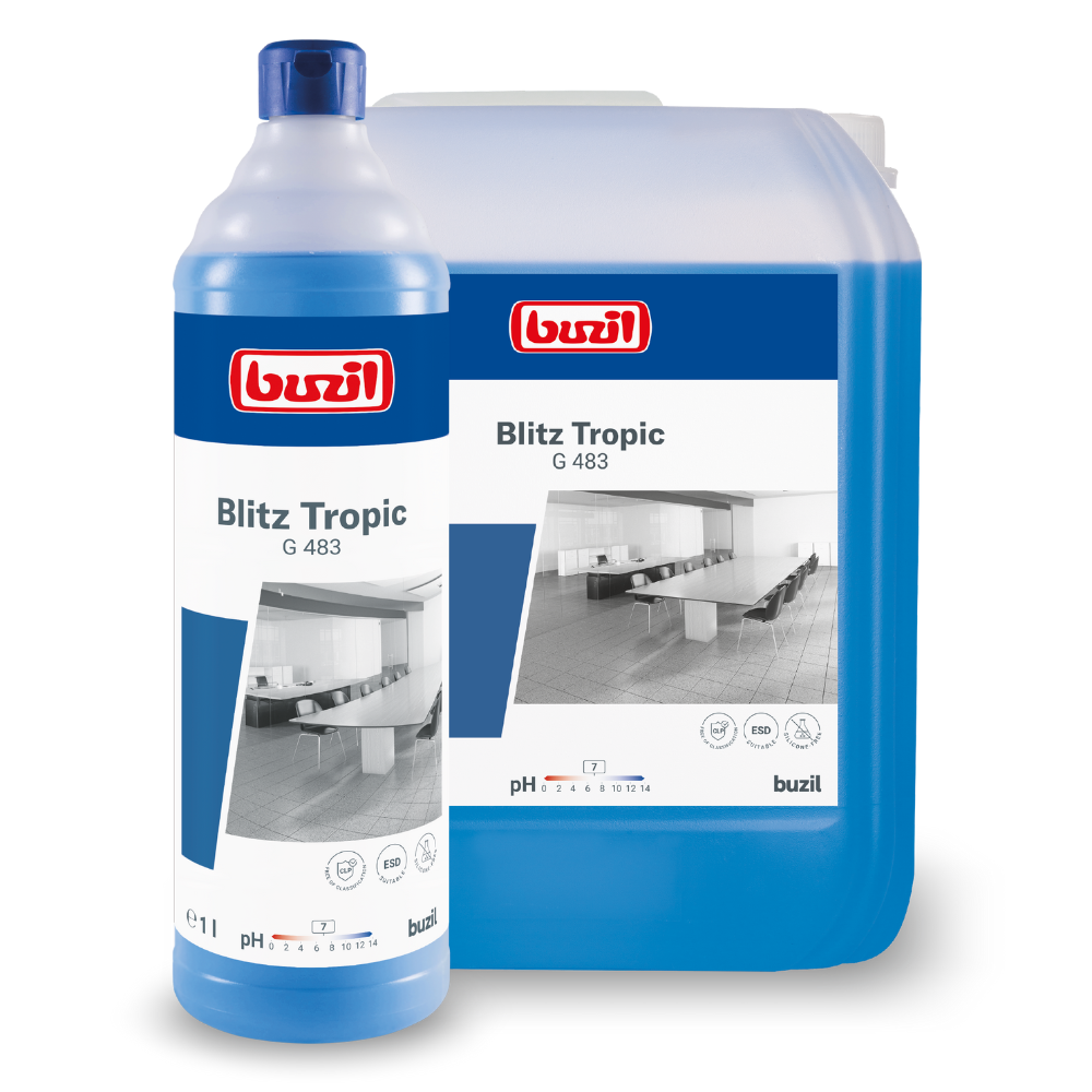 Ausgestellt sind eine große und eine kleine Flasche Buzil Blitz Tropic G 483 duftintensiver Universalreiniger von BUZIL-WERK Wagner GmbH & Co. KG. Diese Flaschen, geschmückt mit blau-weißem Etikett, heben neben dem Produktnamen auch ein Reinraum-Bild hervor. Dieser materialschonende Universalreiniger wird für seinen tropischen Duft gelobt und bietet ein belebendes Reinigungserlebnis.